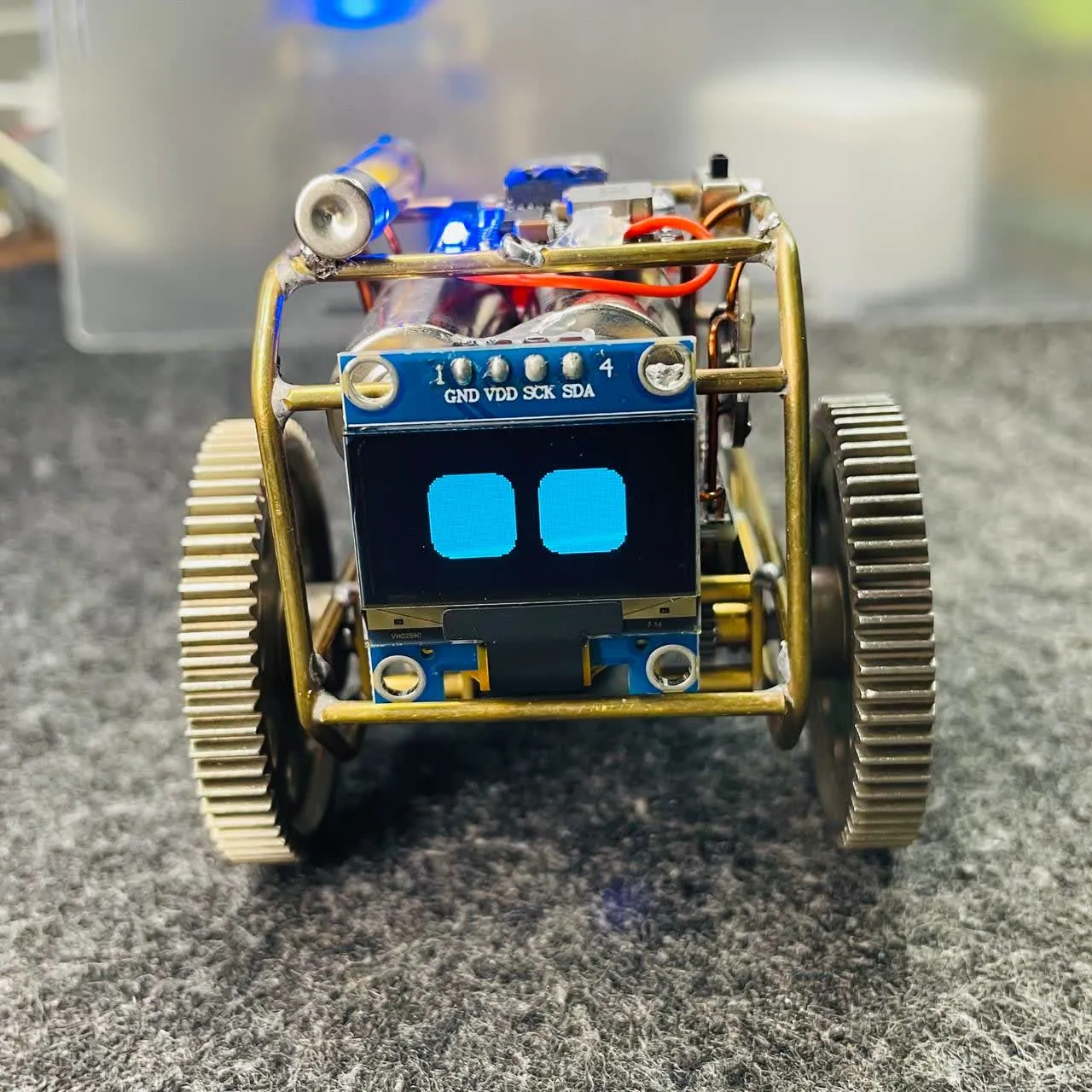 VuiTV Robot V1 hoàn thiện với đôi mắt trên màn hình OLED