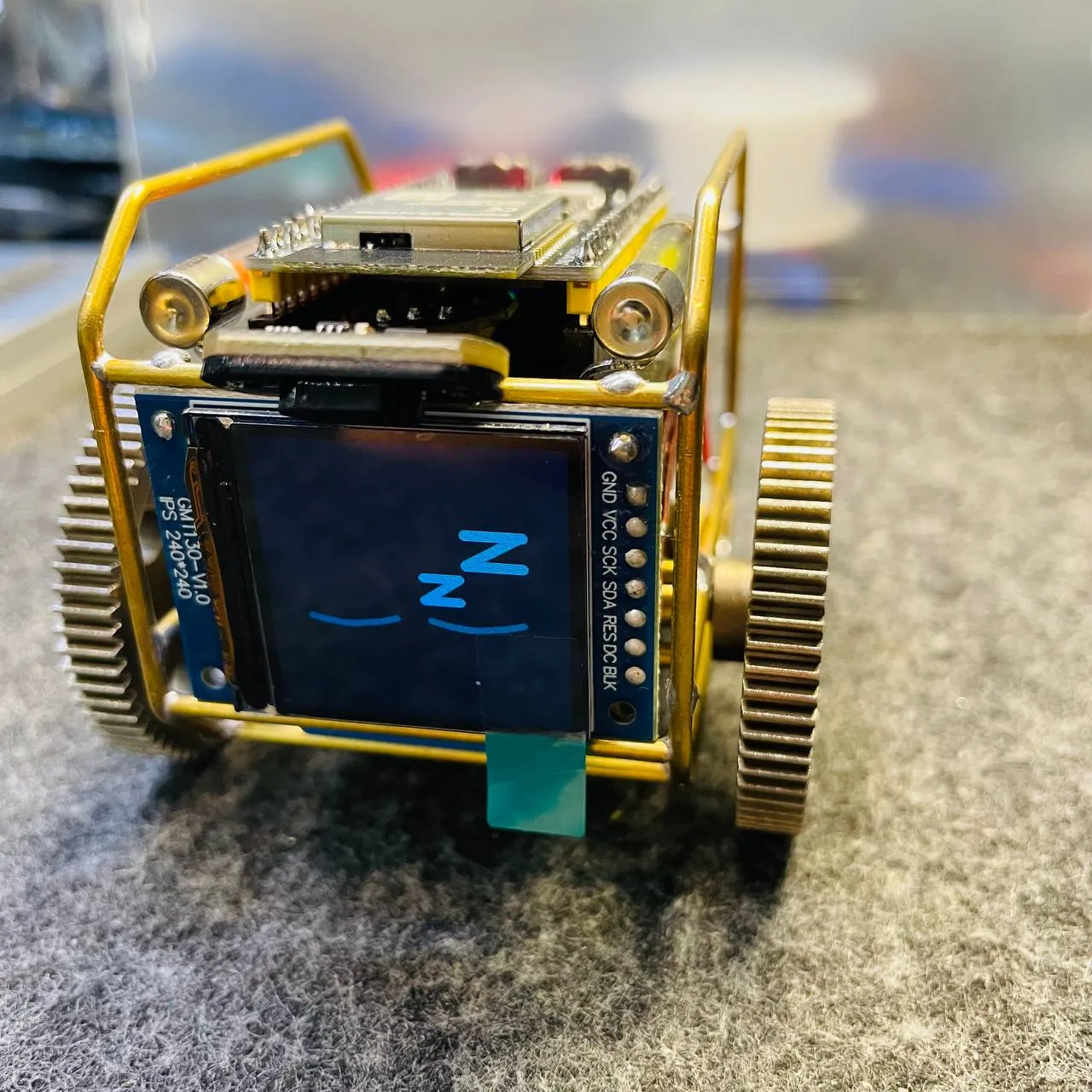 Robot V2 đang ngủ, màn hình hiện hai mắt nhắm và chữ Z