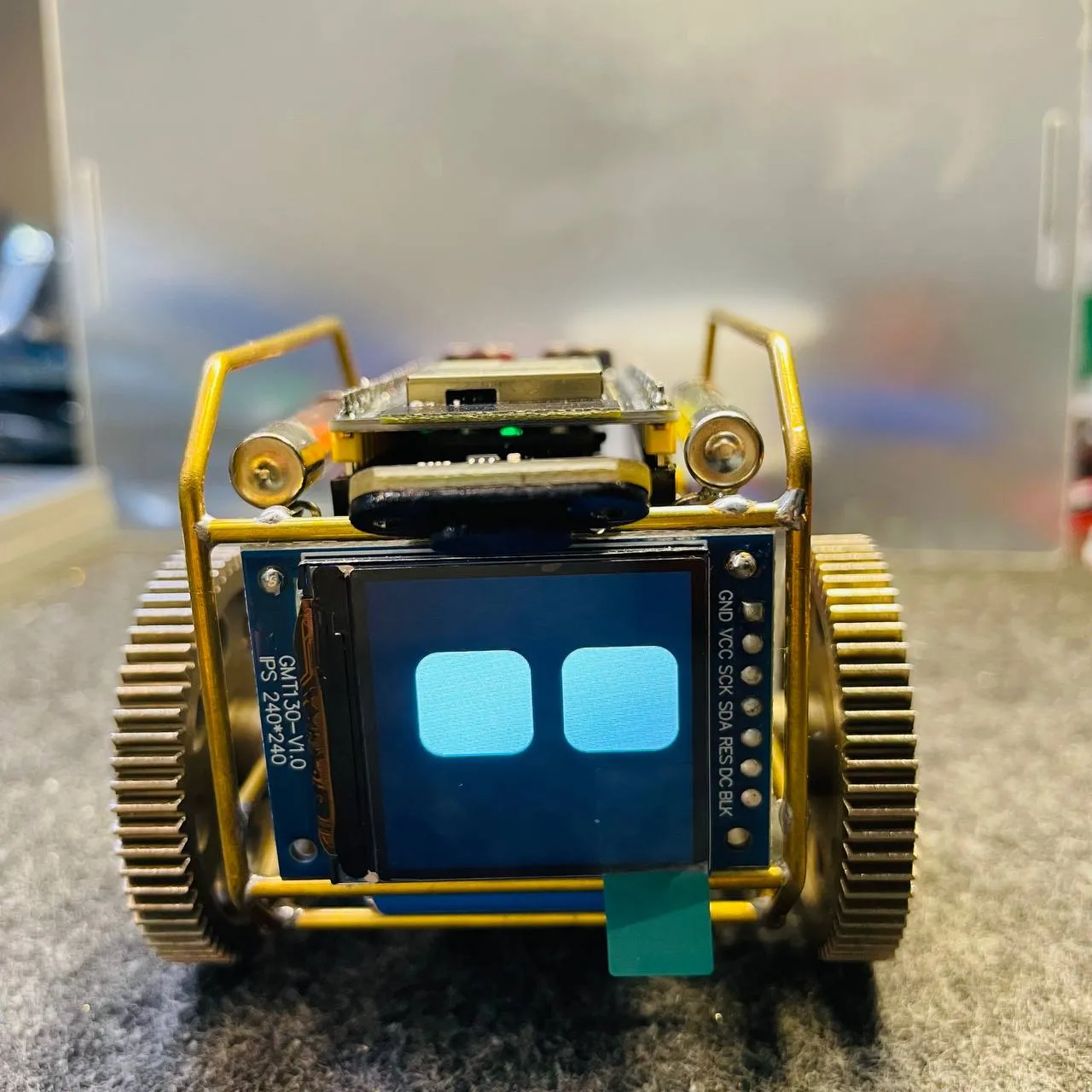 VuiTV Robot V2 hoàn thiện với màn hình màu 1,3 inch